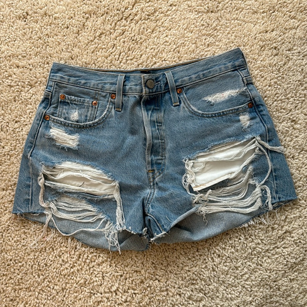 Women’s Levi’s shorts size 28